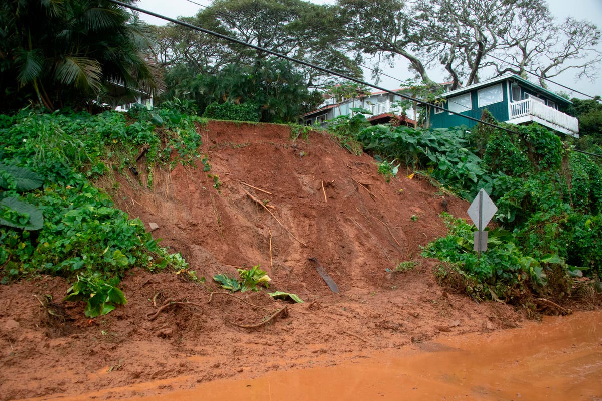 Hawaii town blocked by landslide launches makeshift ferry Hawaii town blocked by landslide launches makeshift ferry