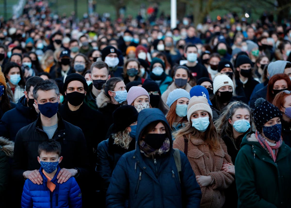 UK: Hundreds defy virus restrictions to remember slain woman
