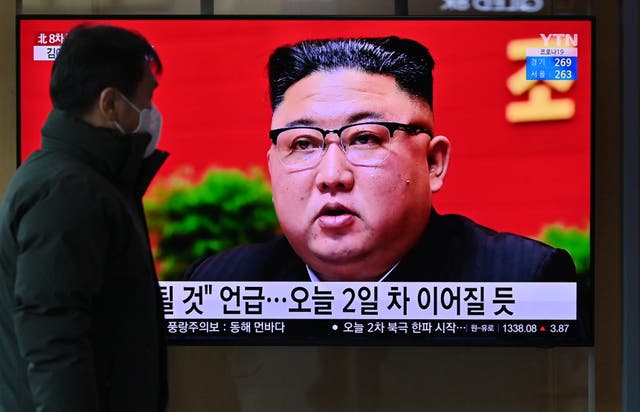 <p>Un hombre mira una pantalla de televisión que muestra imágenes de noticias del líder norcoreano, Kim Jong Un, que asistió al octavo congreso del gobernante Partido de los Trabajadores celebrado en Pyongyang, en una estación de tren de Seúl, el 6 de enero de 2021.</p>