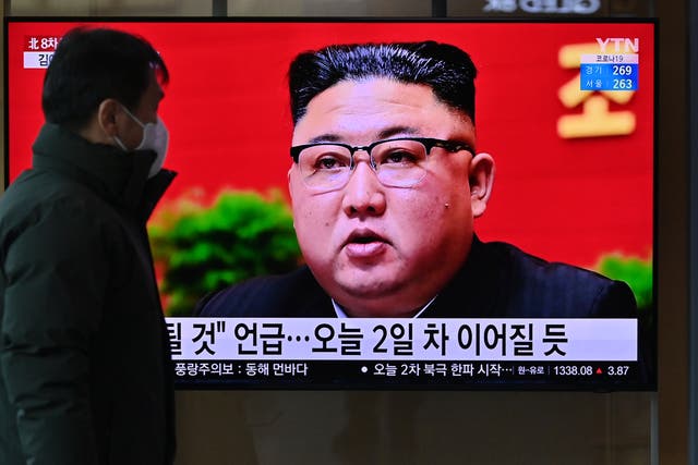 <p>Un hombre mira una pantalla de televisión que muestra imágenes de noticias del líder norcoreano, Kim Jong Un, que asistió al octavo congreso del gobernante Partido de los Trabajadores celebrado en Pyongyang, en una estación de tren de Seúl, el 6 de enero de 2021.</p>