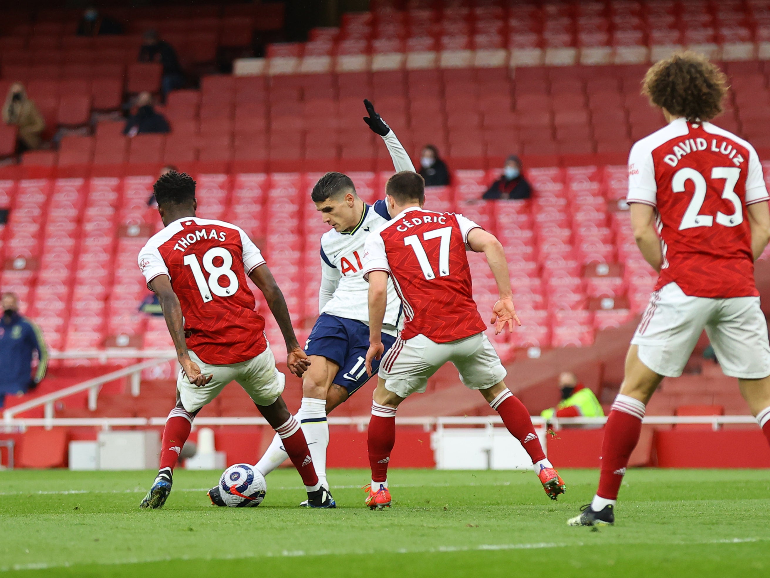 Lamela puts Spurs 1-0 up against Arsenal with a jaw-dropping piece of skill