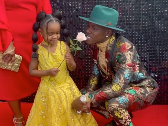 <p>DaBaby creó su propia alfombra roja para los Grammy de este año.</p>