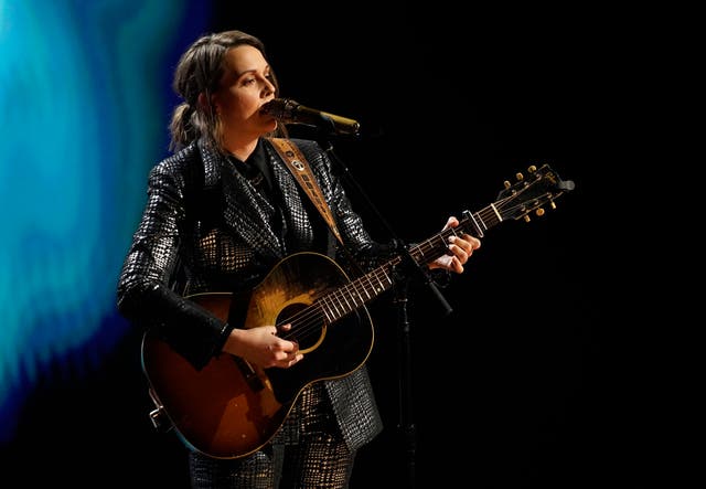 <p>Brandi Carlile se presenta durante la sección "In Memoriam" de la 63ª entrega de los premios Grammy en el Centro de Convenciones de Los Ángeles, el martes 9 de marzo de 2021. La entrega de premios se transmite el 14 de marzo con segmentos en vivo y pregrabados. </p>