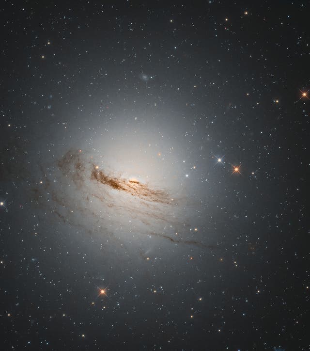 <p>La Agencia Espacial Europea (ESA) ha capturado una imagen asombrosa de una galaxia moribunda utilizando el Telescopio Espacial Hubble</p>