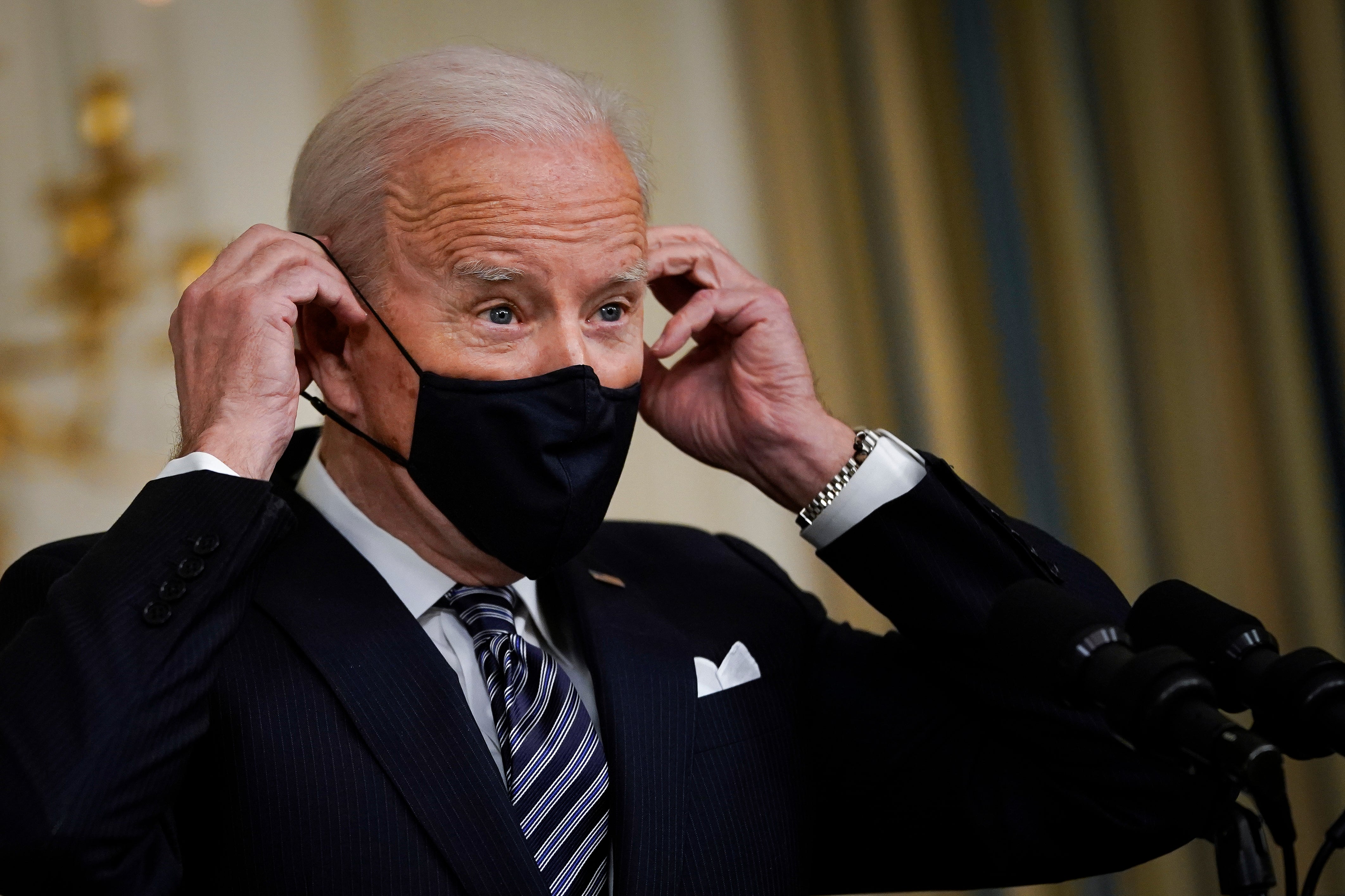 <p>El presidente de los Estados Unidos, Joe Biden, se cubre el rostro mientras concluye sus comentarios en el Comedor Estatal de la Casa Blanca el 15 de marzo de 2021 en Washington, DC. La administración anunció el lunes que Gene Sperling, un ex alto funcionario económico en las dos últimas administraciones presidenciales demócratas, supervisará el lanzamiento del paquete de estímulo del coronavirus de 1.9 billones de dólares que Biden promulgó la semana pasada. </p>