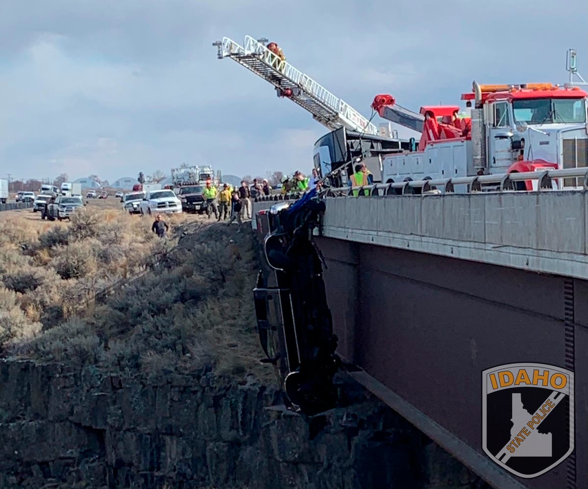 Rescuers save 2 from pickup dangling over deep Idaho Idaho