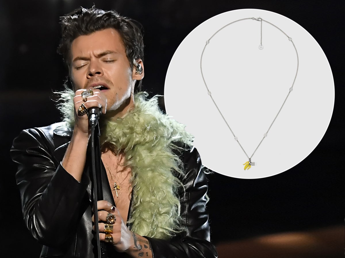 Seguidores de Harry Styles, obsesionados con el peculiar collar de plátano  fálico que usó en los Grammy | Independent Español
