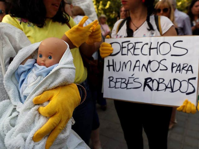 <p>Manifestantes exigiendo justicia por el escándalo de los bebés robados.</p>