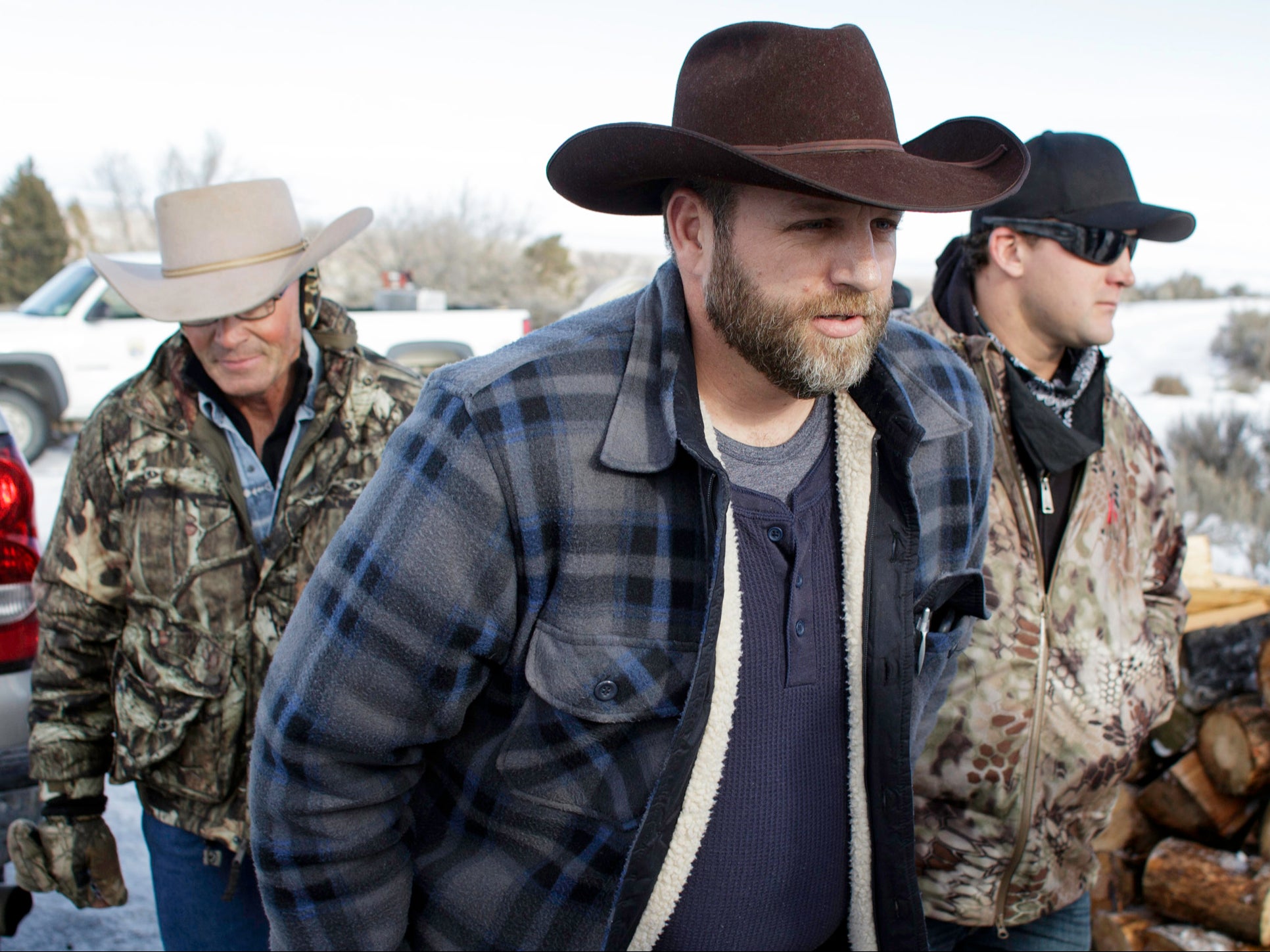 Ammon Bundy makes his way from the entrance of the Malheur National Wildlife Refuge Headquarters in Burns, Oregon on January 6, 2016. 