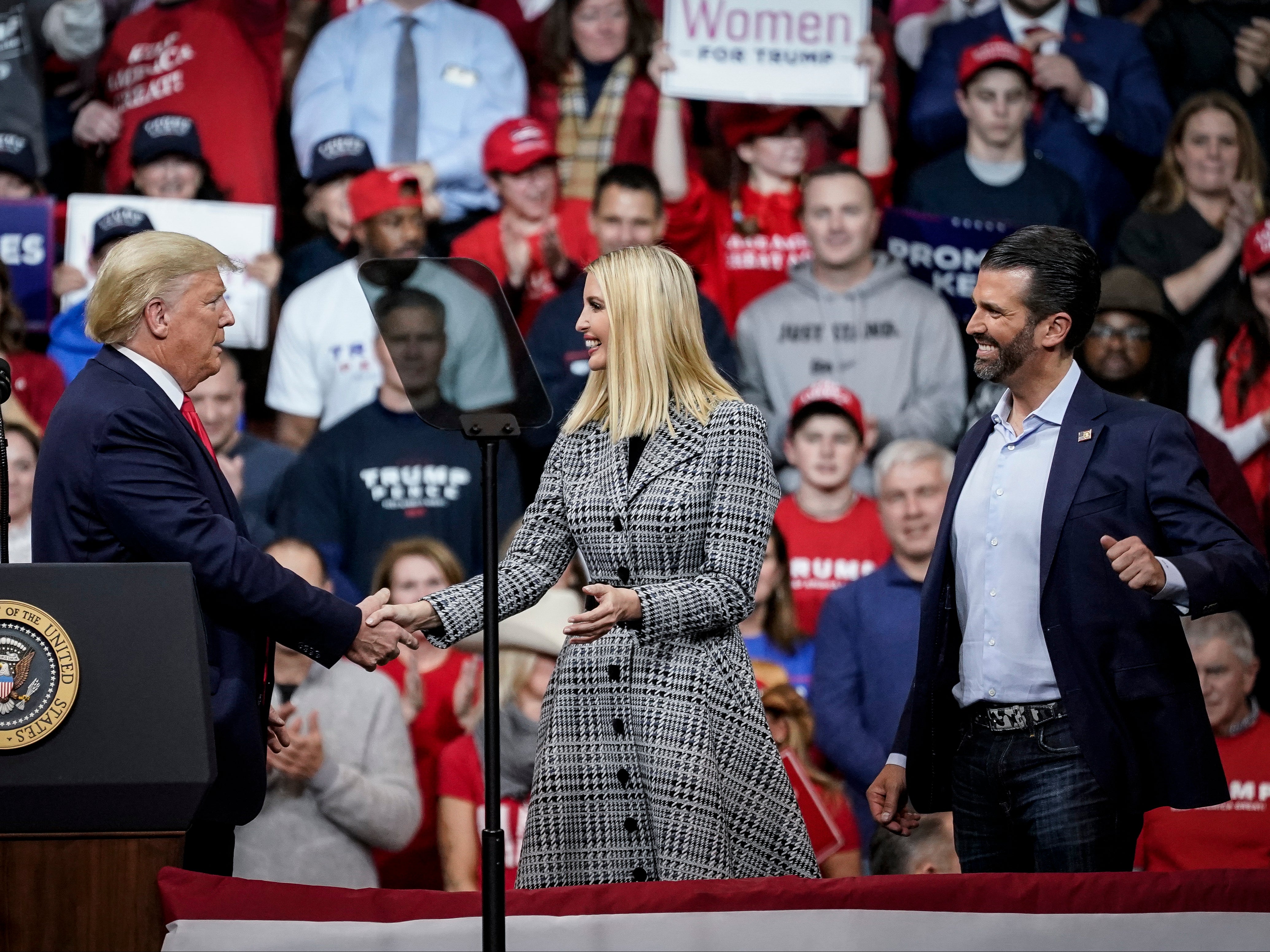Donald Trump saluda a su hija Ivanka Trump y a su hijo Donald Trump Jr durante un mitin "Keep America Great" en el Southern New Hampshire University Arena el 10 de febrero de 2020 en Manchester, New Hampshire