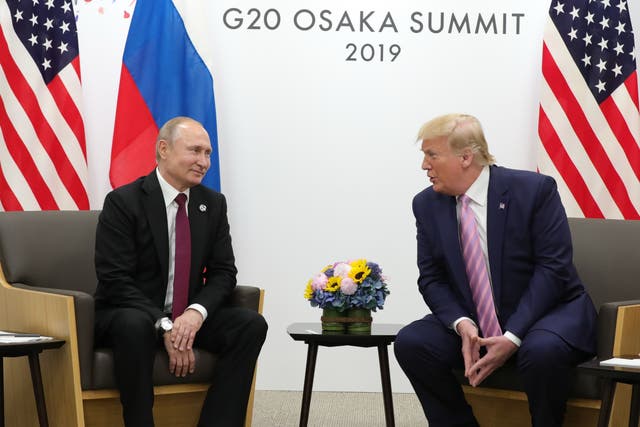 <p>El presidente de Rusia, Vladimir Putin, y el presidente de Estados Unidos, Donald Trump, celebran una reunión al margen de la cumbre del G20 en Osaka el 28 de junio de 2019.</p>