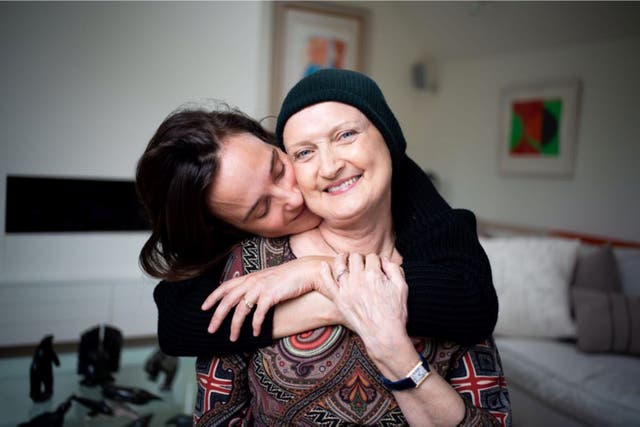 <p>Jess Mills con su difunta madre Tessa Jowell</p>