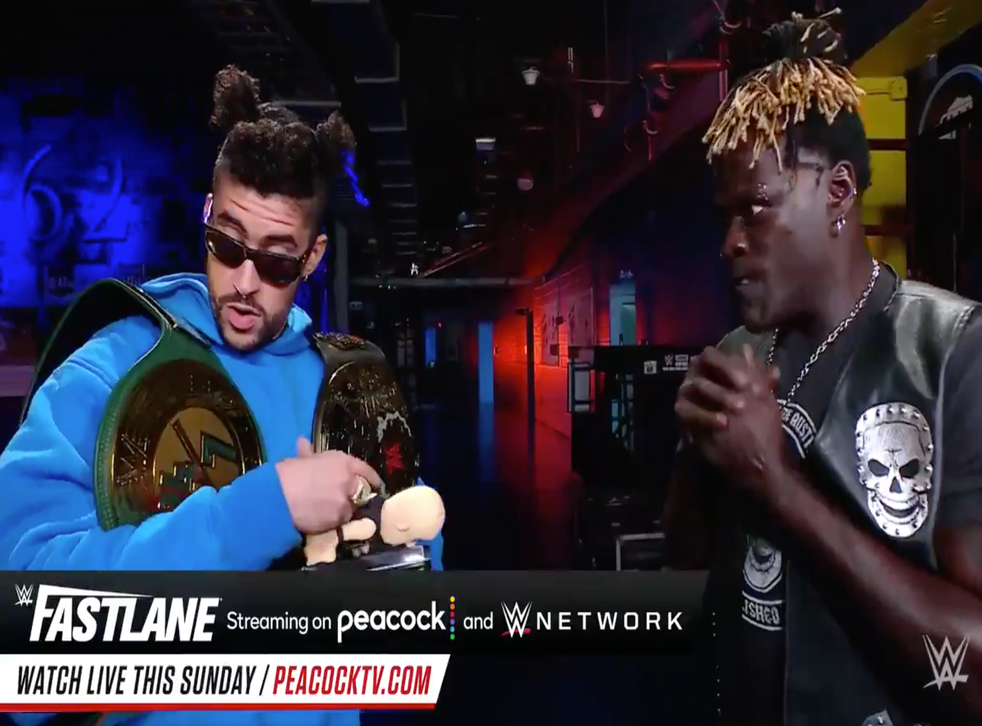 <p>El cantante puertorriqueño cambió su cetro del Campeonato24/7 con R-Truth por una lonchera y un peluche de “Stone Cold” Steve Austin.</p>