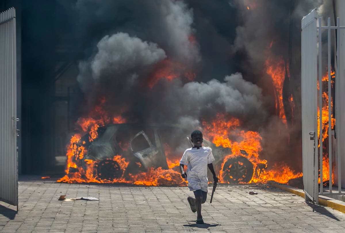 Disgruntled Haiti police raid stations, free jailed comrades