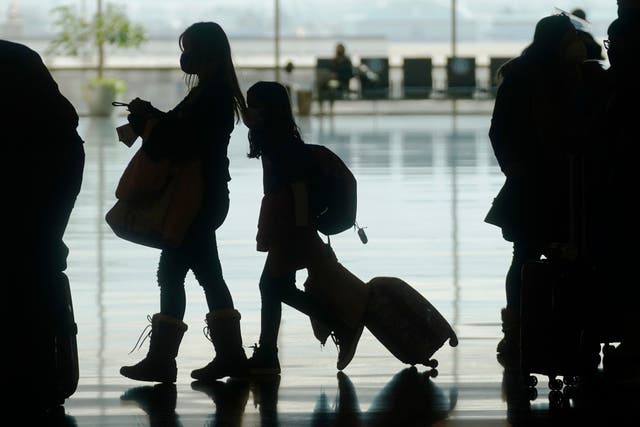 <p>Los viajeros caminan por el Aeropuerto Internacional de Salt Lake City el miércoles 17 de marzo de 2021 en Salt Lake City. Las aerolíneas y otros en la industria de viajes están apoyando los pasaportes de vacunas para impulsar los viajes deprimidos por la pandemia, y las autoridades en Europa podrían adoptar la idea con la suficiente rapidez para la temporada alta de vacaciones de verano. </p>