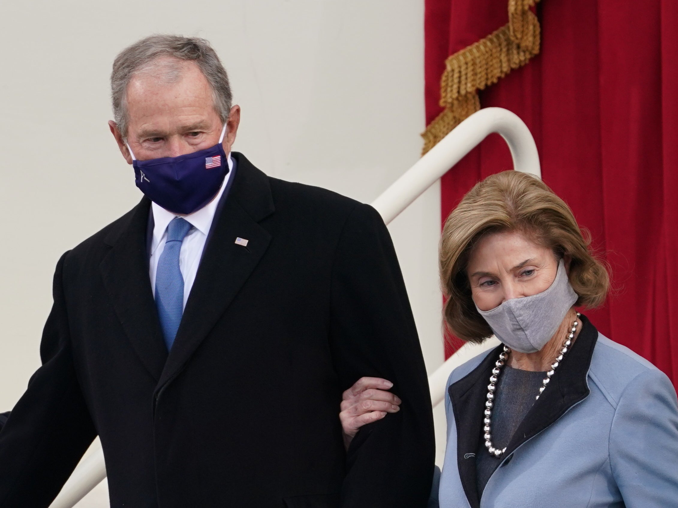 El ex presidente de los EE. UU. George W Bush y su esposa Laura Bush llegan para la inauguración de Joe Biden como el 46 ° presidente de los Estados Unidos en el frente occidental del Capitolio de los EE. UU. En Washington, EE. UU., 20 de enero de 2021
