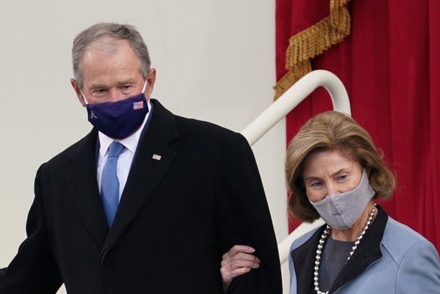 El ex presidente de los EE. UU. George W Bush y su esposa Laura Bush llegan para la inauguración de Joe Biden como el 46 ° presidente de los Estados Unidos en el frente occidental del Capitolio de los EE. UU. En Washington, EE. UU., 20 de enero de 2021