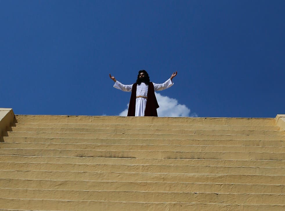 <p>Interpretando el papel de Jesucristo, Brando Neri Luna posa en lo alto de la pirámide del Museo Fuego Nuevo el lunes 15 de marzo de 2021 durante la presentación de los actores del Vía Crucis que se presentará durante la Semana Santa en el cerro de la Estrella en el distrito Iztapalapa de la Ciudad de México.</p>