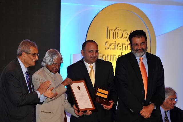 <p>Pratap Bhanu Mehta (second from right) receiving an award from India’s former president APJ Abdul Kalam in 2011</p>