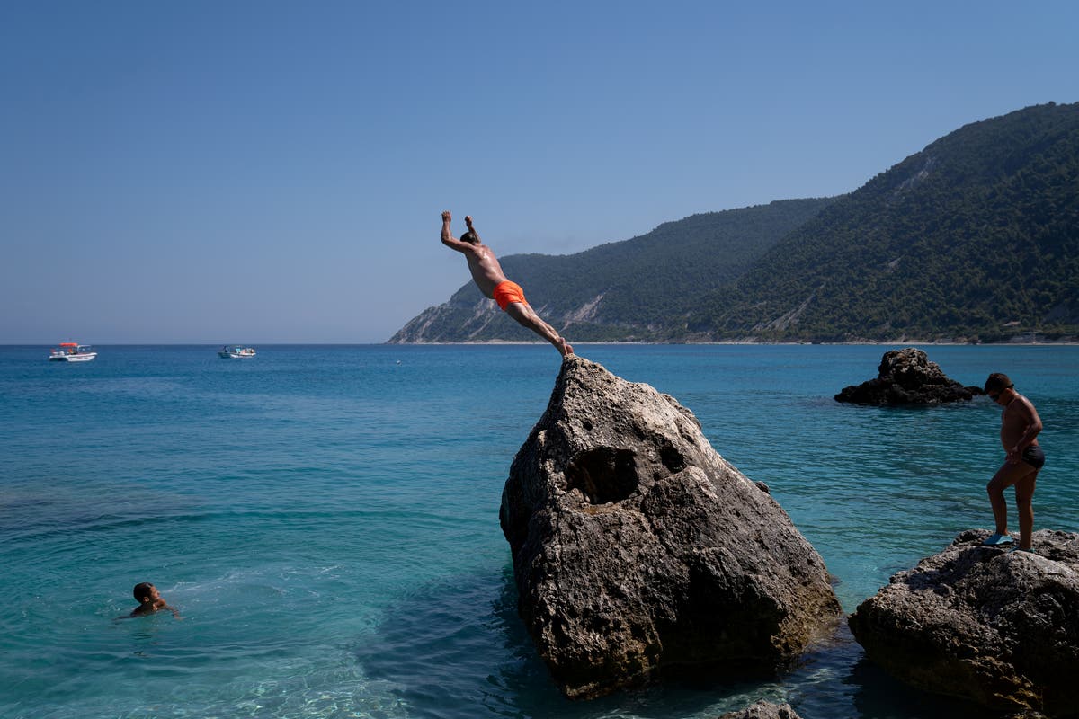 &lsquo;Learn from last year&rsquo;: Government adviser warns against allowing foreign holidays