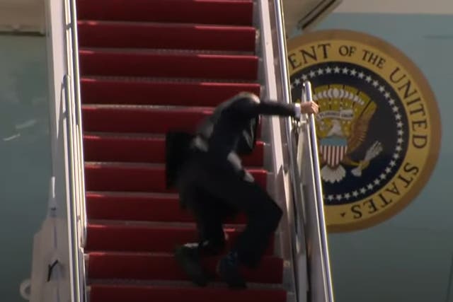 Biden falls walking up stairs boarding Air Force One