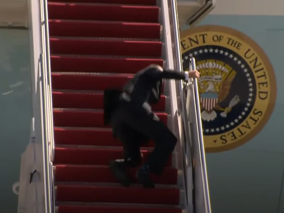 Joe Biden strikes the stairs of Air Force One three times