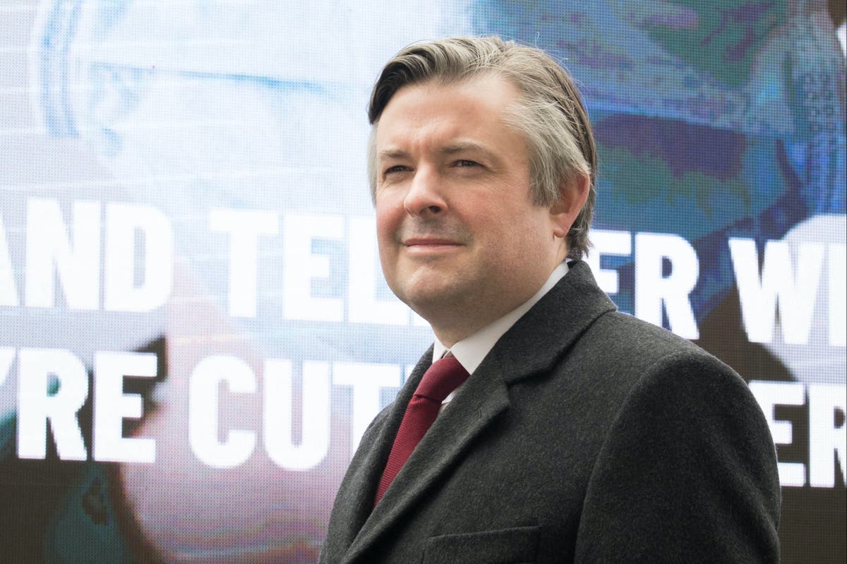 Labour health spokesman says he would back NHS staff in strike action over pay