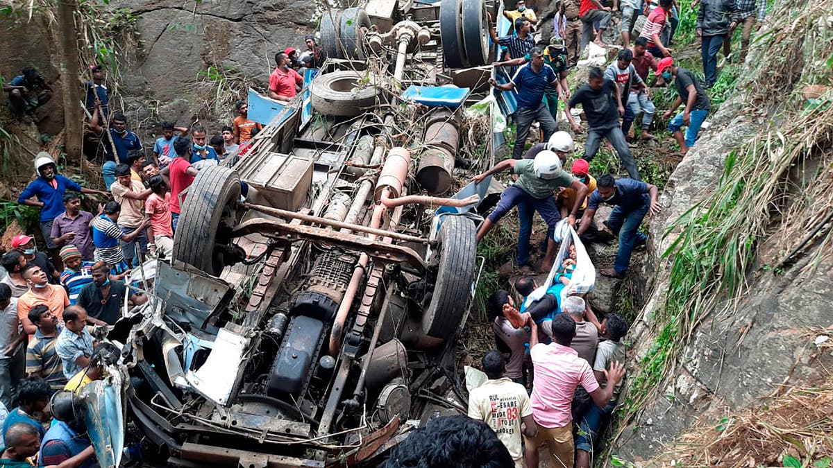 Bus crash in central Sri Lanka kills 14 people, injures 31