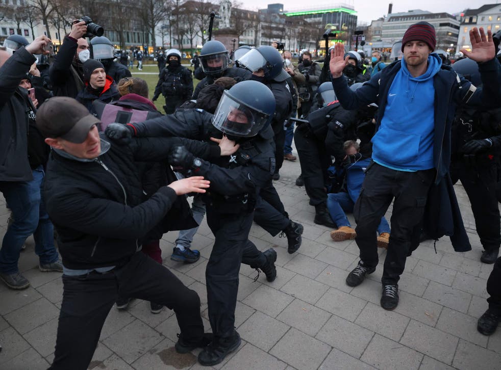 <p>Police clear protesters from a square at the end of the demonstration in Kassel</p>