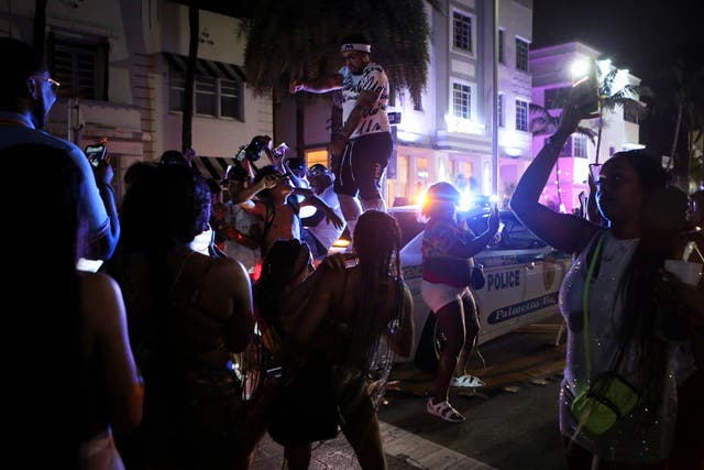 <p>Crowds in Miami Beach as curfew introduced </p>
