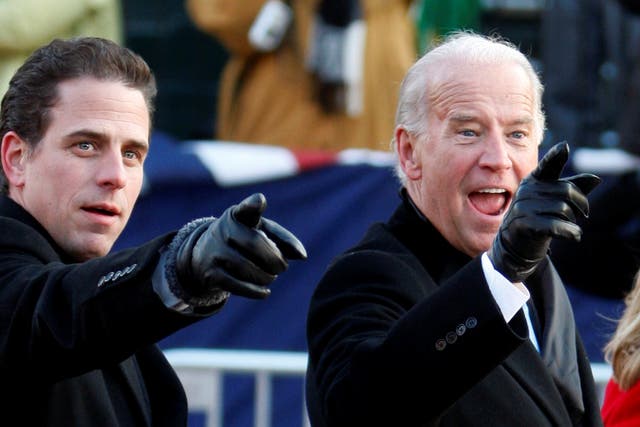 <p>El vicepresidente estadounidense Joe Biden (derecha) señala algunos rostros entre la multitud con su hijo Hunter mientras caminan por la avenida Pennsylvania después de la ceremonia de inauguración del presidente Barack Obama en Washington, el 20 de enero de 2009. </p>