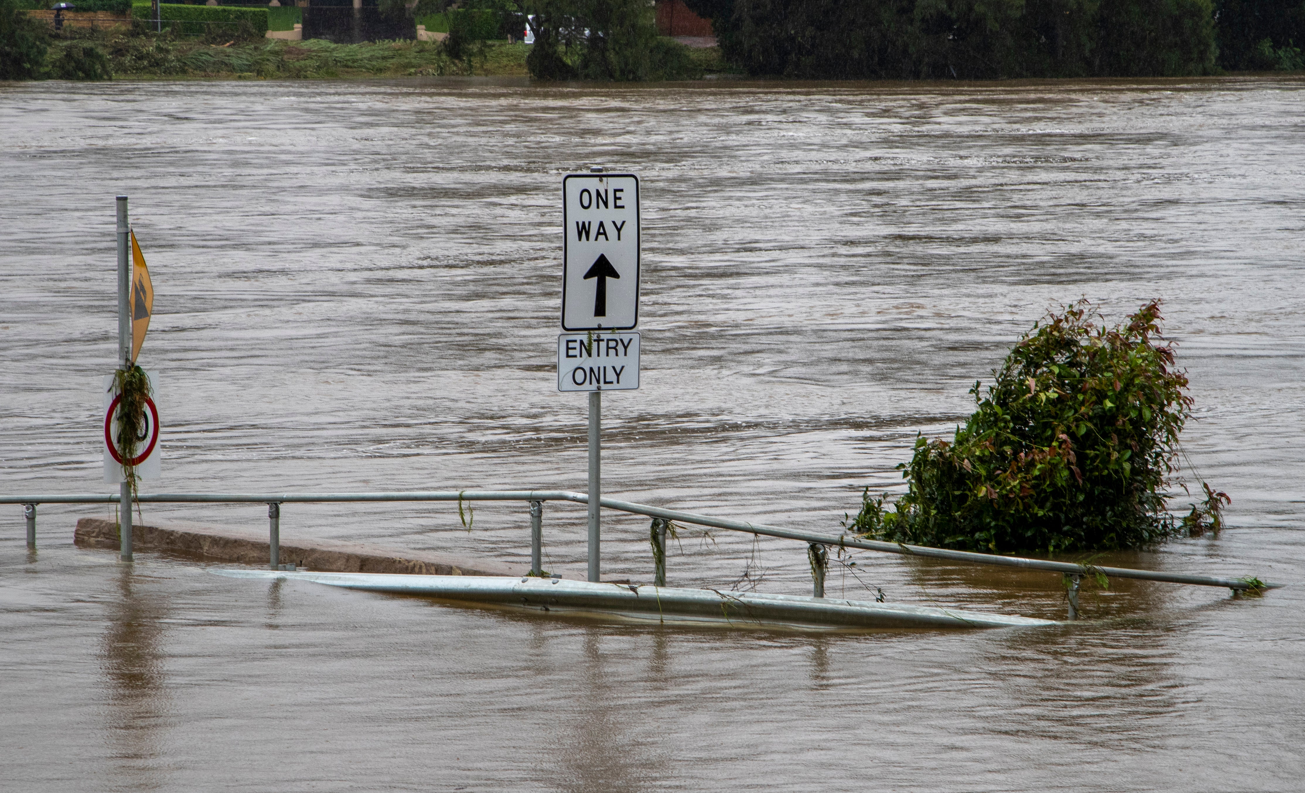 <p>Los escombros flotan por el río Nepean en Jamisontown en las afueras occidentales de Sydney el lunes 22 de marzo de 2021. El estado más poblado de Australia, Nueva Gales del Sur, emitió más órdenes de evacuación luego de la peor inundación en décadas. </p>