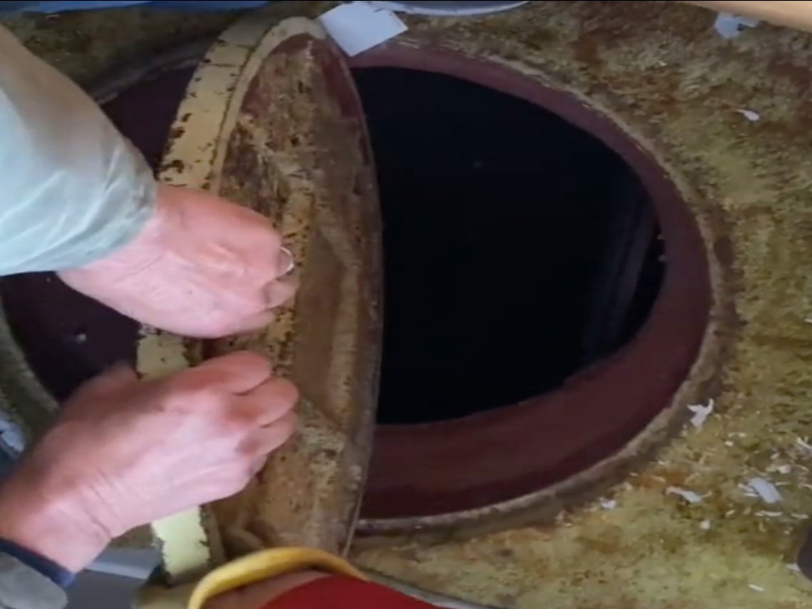 <p>Una mujer de California encontró un espeluznante refugio antiaéreo subterráneo que fue construido en la década de 1950 escondido debajo de una tapa de alcantarilla en su dormitorio</p>