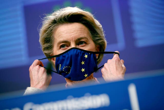 <p>La presidenta de la Comisión Europea, Ursula von der Leyen, usa una máscara después de dar una declaración sobre el resultado de las negociaciones del Brexit, en Bruselas, Bélgica, el 24 de diciembre de 2020. </p>