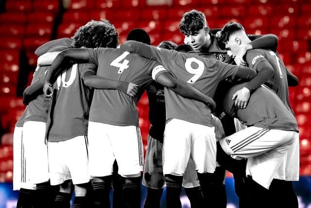 <p>El equipo Manchester United U18s se apiña antes de la FA Youth Cup: Partido de la sexta ronda entre Manchester United U18s y Wigan Athletic U18s el 28 de febrero de 2020 en Manchester, Inglaterra. </p>