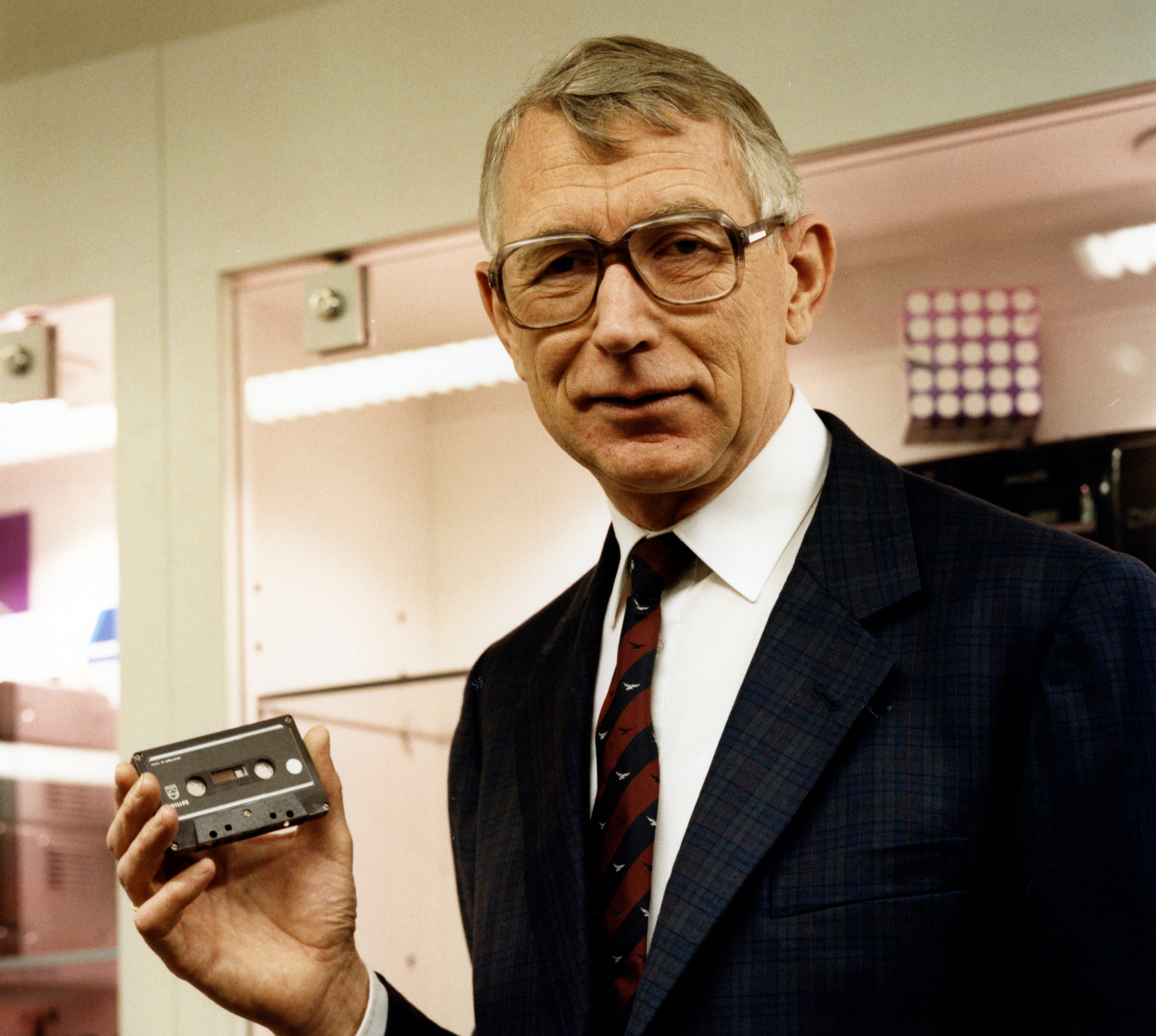 Lou Ottens holding an audio cassette 1988