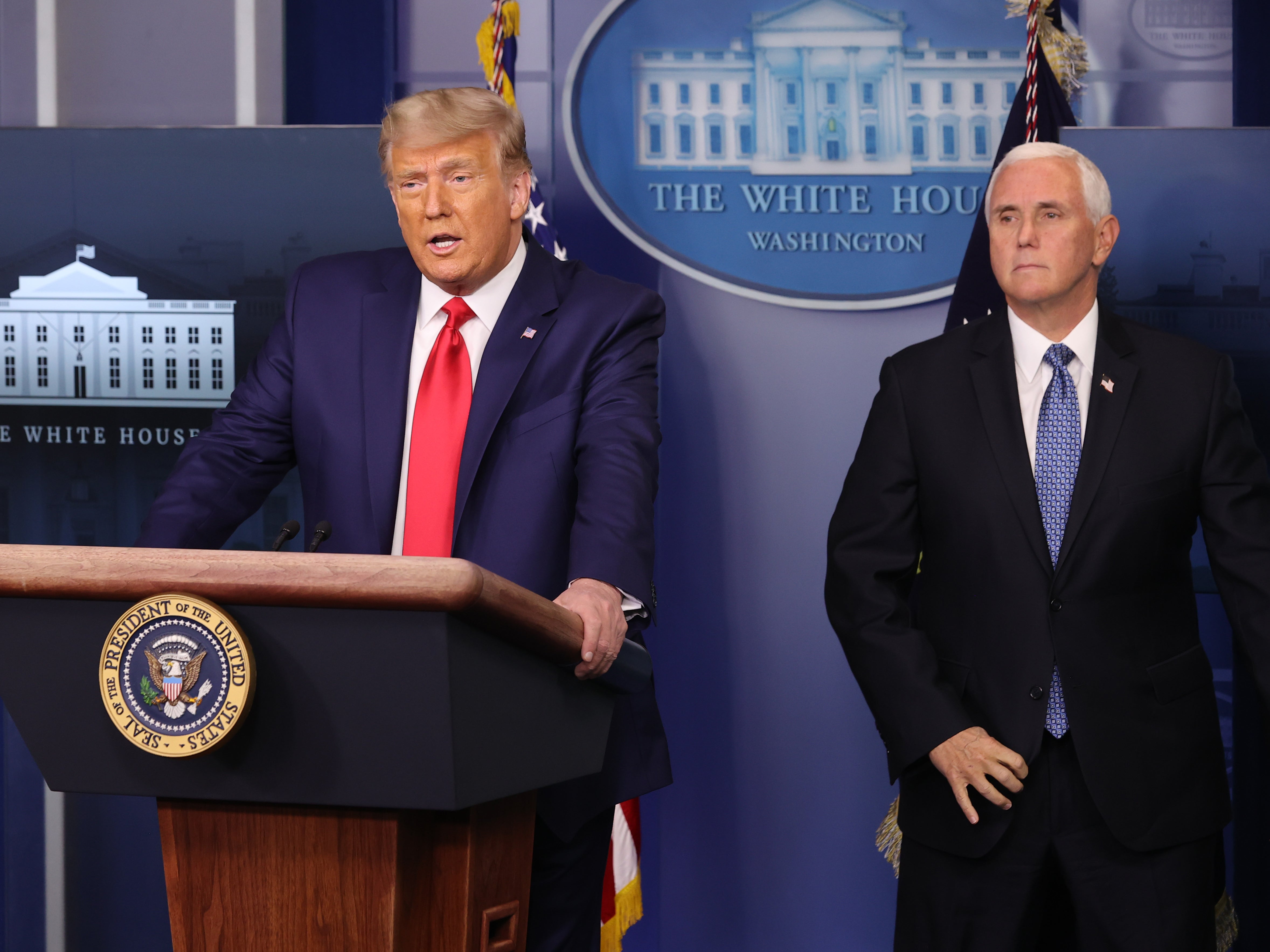<p>El presidente de los Estados Unidos, Donald Trump (izquierda), habla mientras el vicepresidente Mike Pence (derecha) observa en la sala de conferencias de prensa James Brady en la Casa Blanca el 24 de noviembre de 2020 en Washington, DC. Trump hizo breves comentarios sobre el mercado de valores que llega a los 30.000.</p>