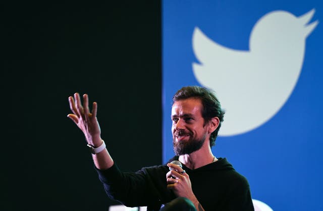 <p>El CEO y cofundador de Twitter, Jack Dorsey, hace gestos mientras interactúa con estudiantes en el Instituto Indio de Tecnología (IIT) en Nueva Delhi el 12 de noviembre de 2018. - Dorsey organizó una reunión en el ayuntamiento con estudiantes universitarios en su visita a la capital india, Nueva Delhi. </p>