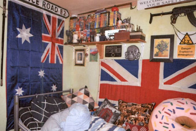 Nicholas Brock, de 53 años, tenía armas, símbolos, coleccionables y literatura de la era nazi en su dormitorio.