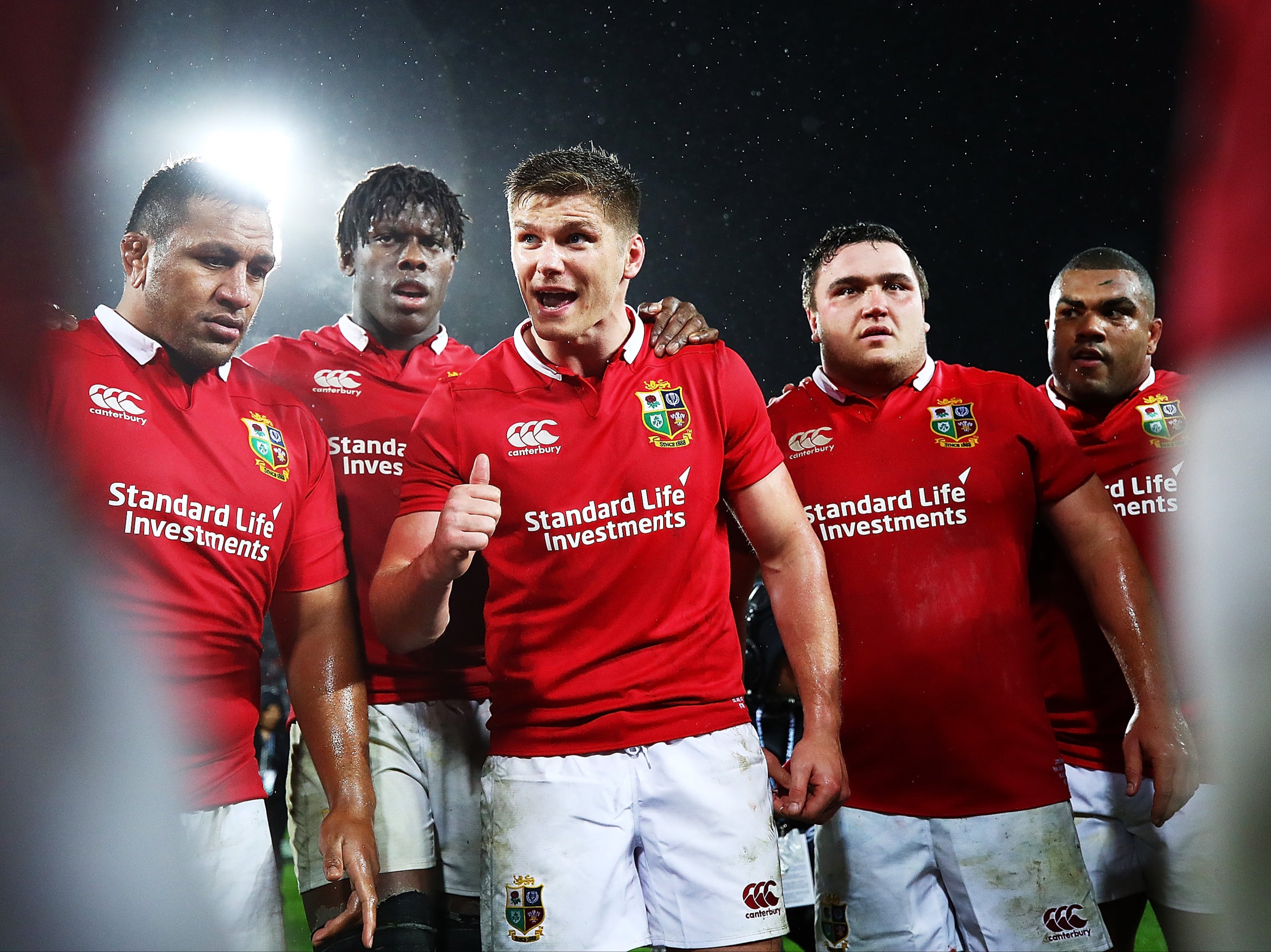 Owen Farrell of the Lions talks to the team in 2017
