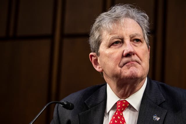 <p>El senador John Kennedy (R-LA) asiste a una audiencia del Comité Judicial del Senado sobre "Medidas constitucionales y de sentido común para reducir la violencia armada" el 23 de marzo de 2021 en Washington, DC. Muchos senadores hablaron a favor y en contra del control de armas el día después de un tiroteo en Boulder, Colorado, donde un hombre armado abrió fuego en una tienda de comestibles y mató a diez personas. </p>