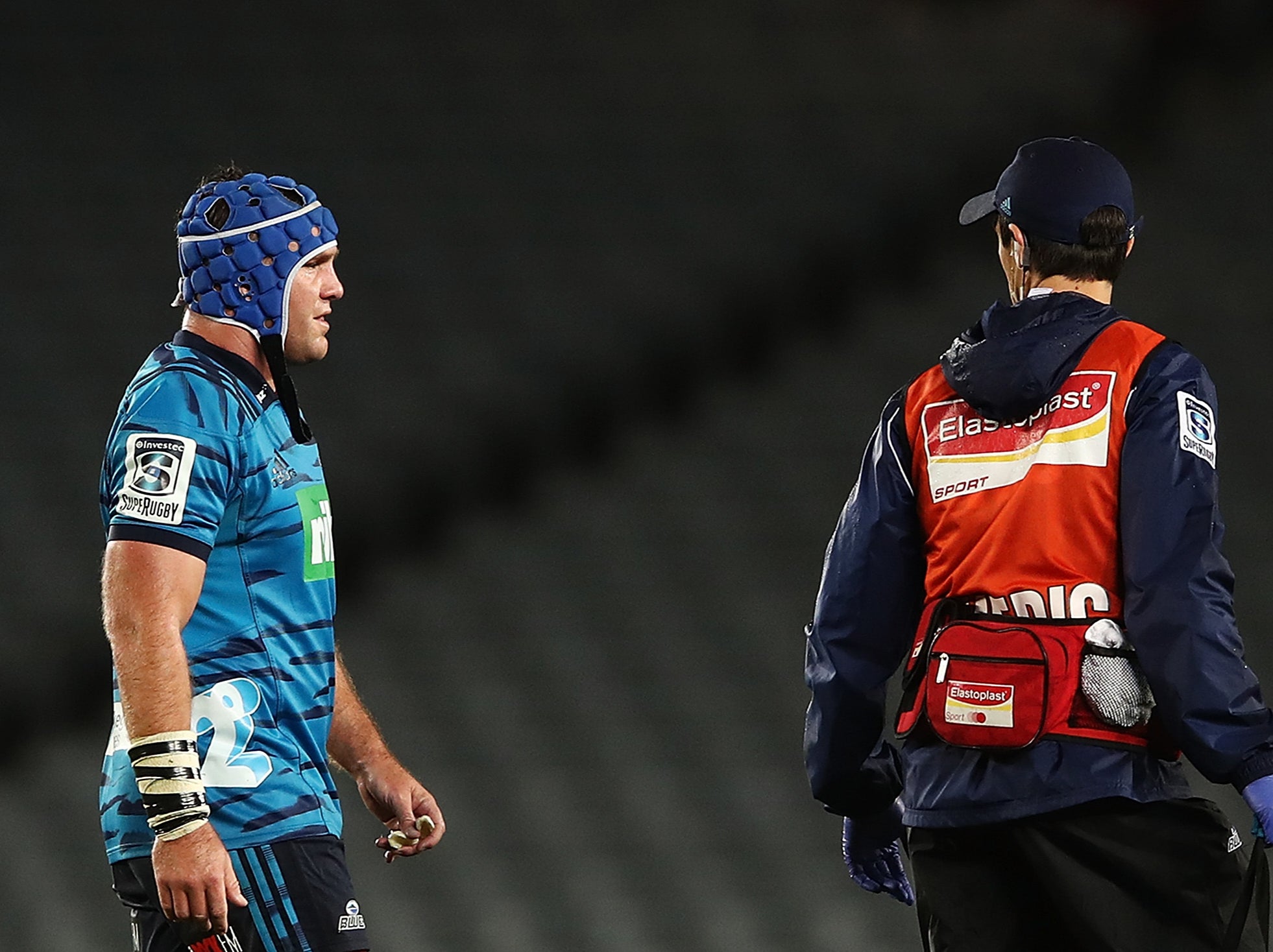 James Parsons walks off with concussion in a 2018 Super Rugby match