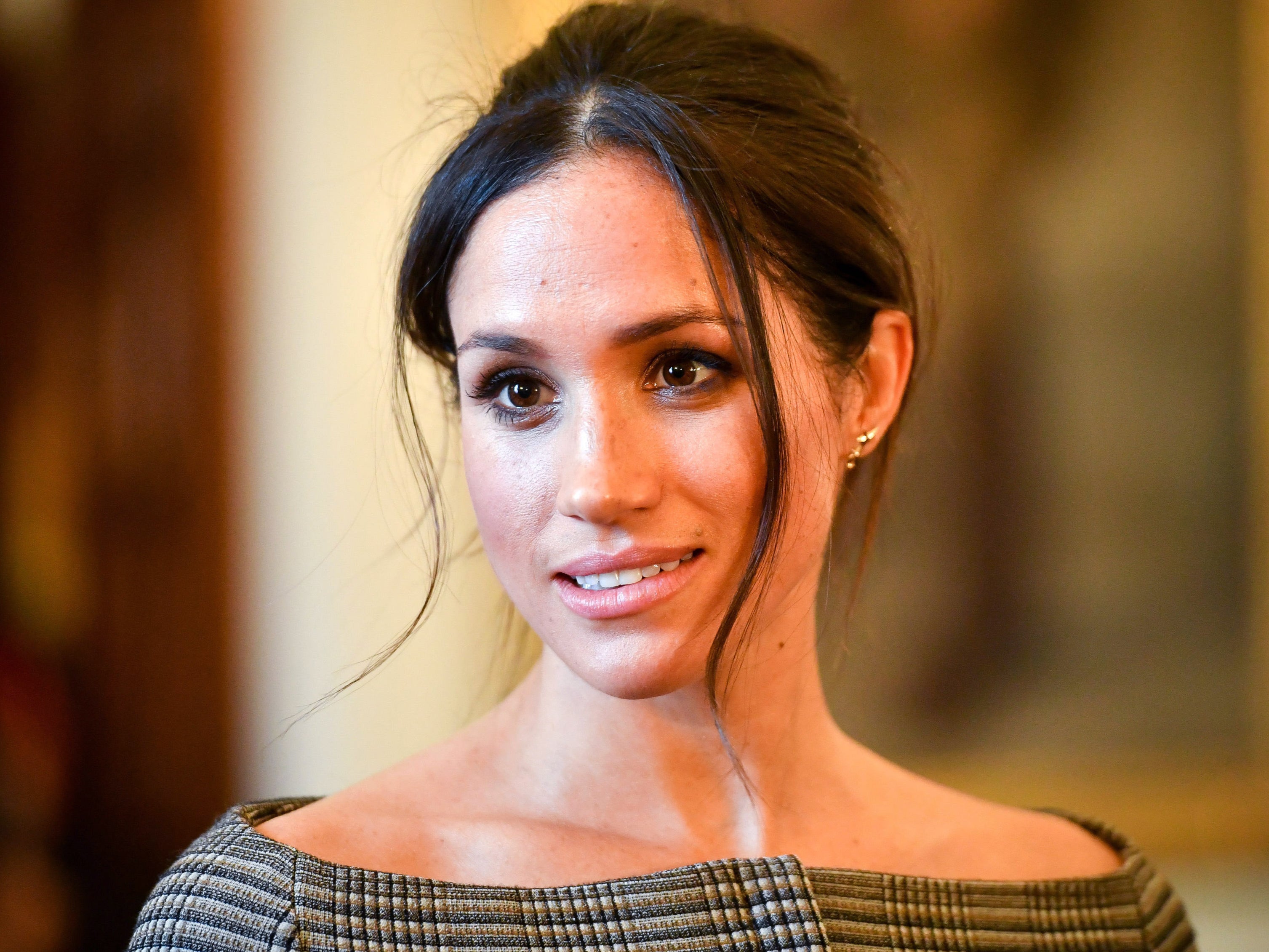 <p>Meghan Markle conversa con personas dentro del Drawing Room durante una visita al Castillo de Cardiff el 18 de enero de 2018 en Cardiff, Gales. </p>