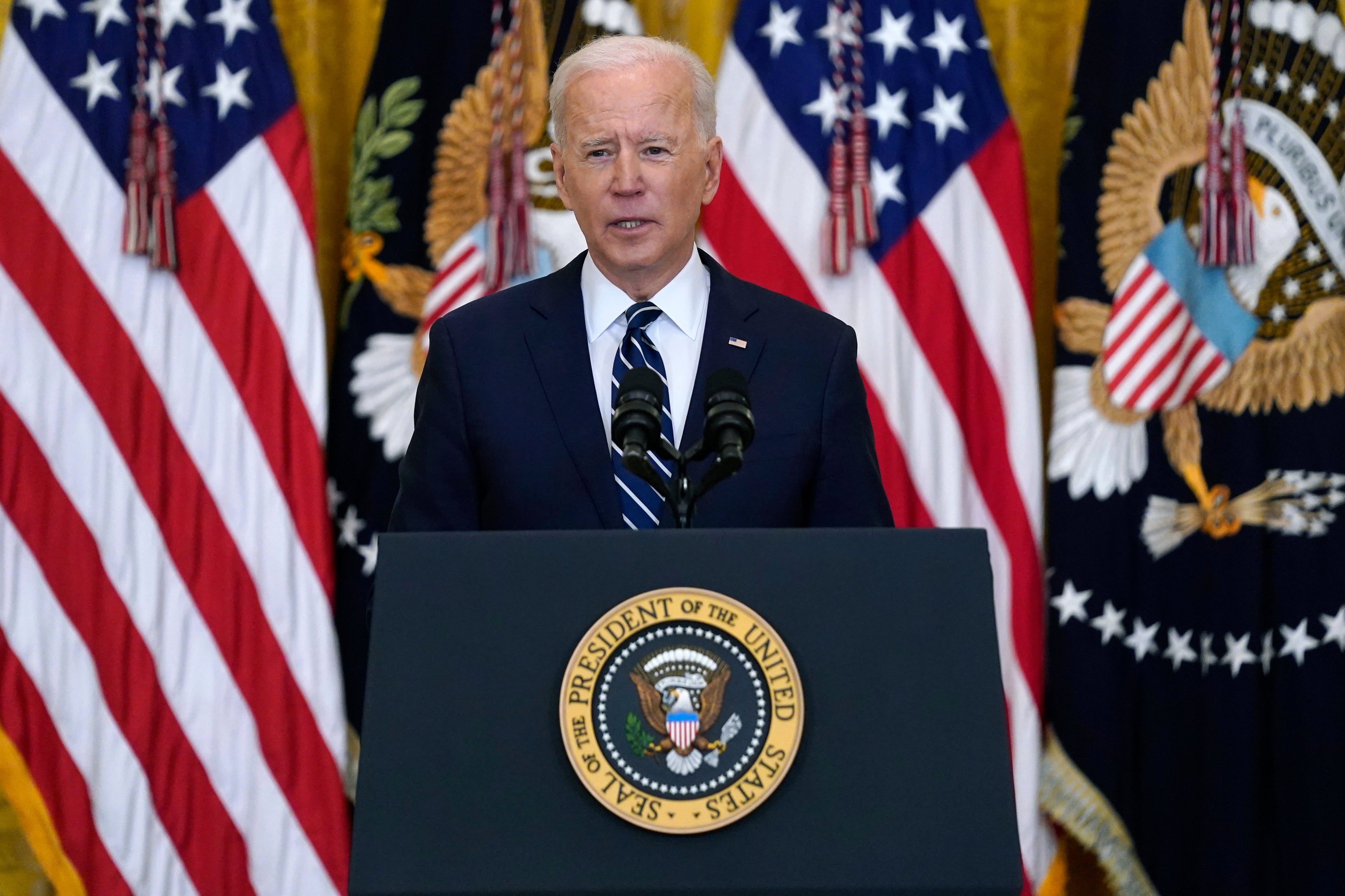 El presidente Joe Biden habla durante una conferencia de prensa en el Salón Este de la Casa Blanca, el jueves 25 de marzo de 2021.