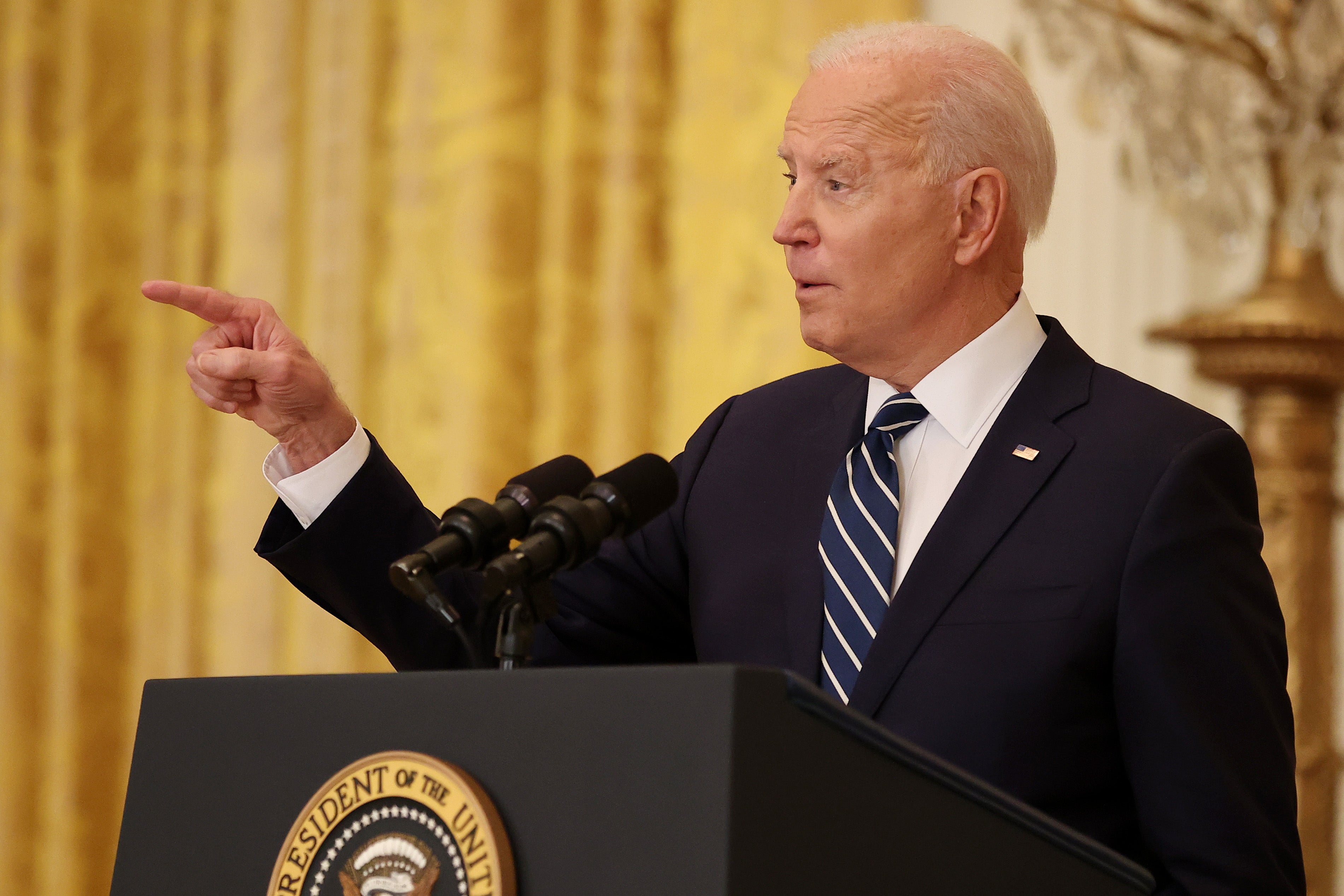 <p>El presidente estadounidense Joe Biden habla con los reporteros durante la primera conferencia de prensa de su presidencia en el East Room de la Casa Blanca el 25 de marzo de 2021 en Washington, DC. En el día 64 de su administración, Biden, de 78 años, enfrentó preguntas sobre la pandemia del coronavirus, la inmigración, el control de armas y otros temas.</p>