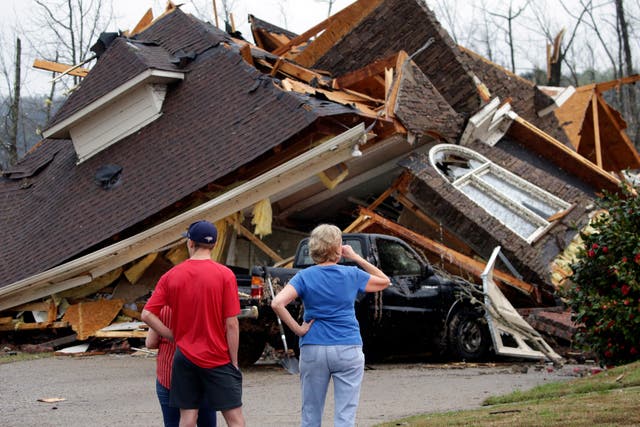 <p>Al menos cinco personas han muerto en Alabama hasta el momento en que las tormentas y tornados atravesaron el sudeste de Estados Unidos el jueves</p>