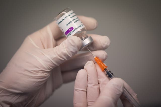 <p>Un farmacéutico prepara una dosis de la vacuna AstraZeneca Covid-19 con una jeringa en una farmacia en Nantes, en el oeste de Francia, el 25 de marzo de 2021.</p>