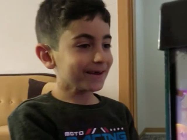 Yousef tiene ahora siete años y disfruta de la escuela, dibujar y jugar con sus dos hermanos menores.