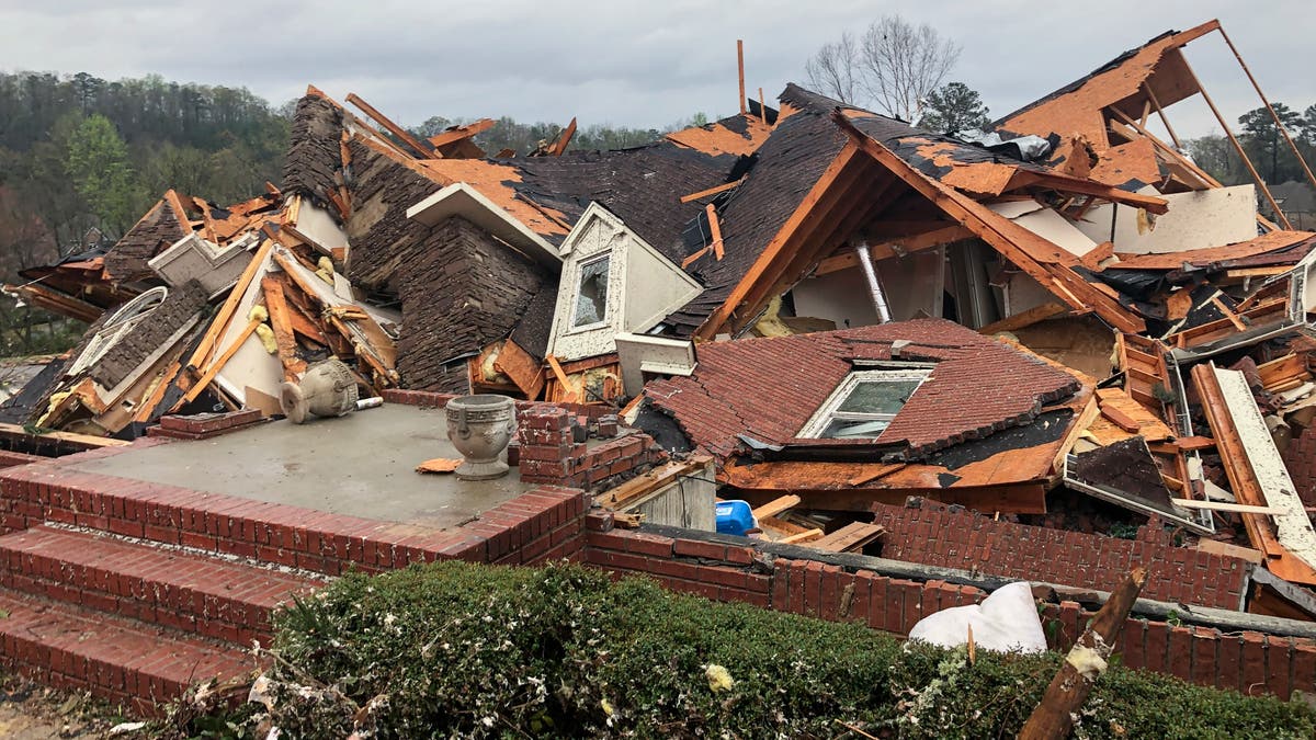 Последствия торнадо. Разрушения после Торнадо. Торнадо в Алабаме. Торнадо в США 2021. Ураган в США 2021.