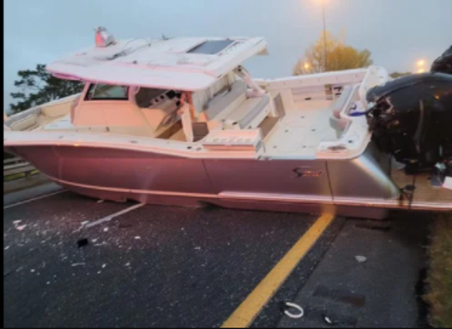 <p>La Patrulla de Carreteras de Florida trabajó para retirar el bote de la Interestatal 10  </p>